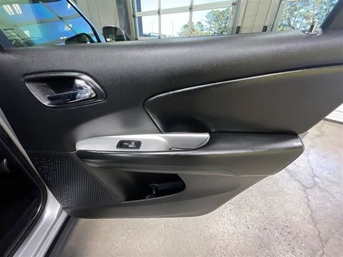 Used 2019 Dodge Journey SE image 15