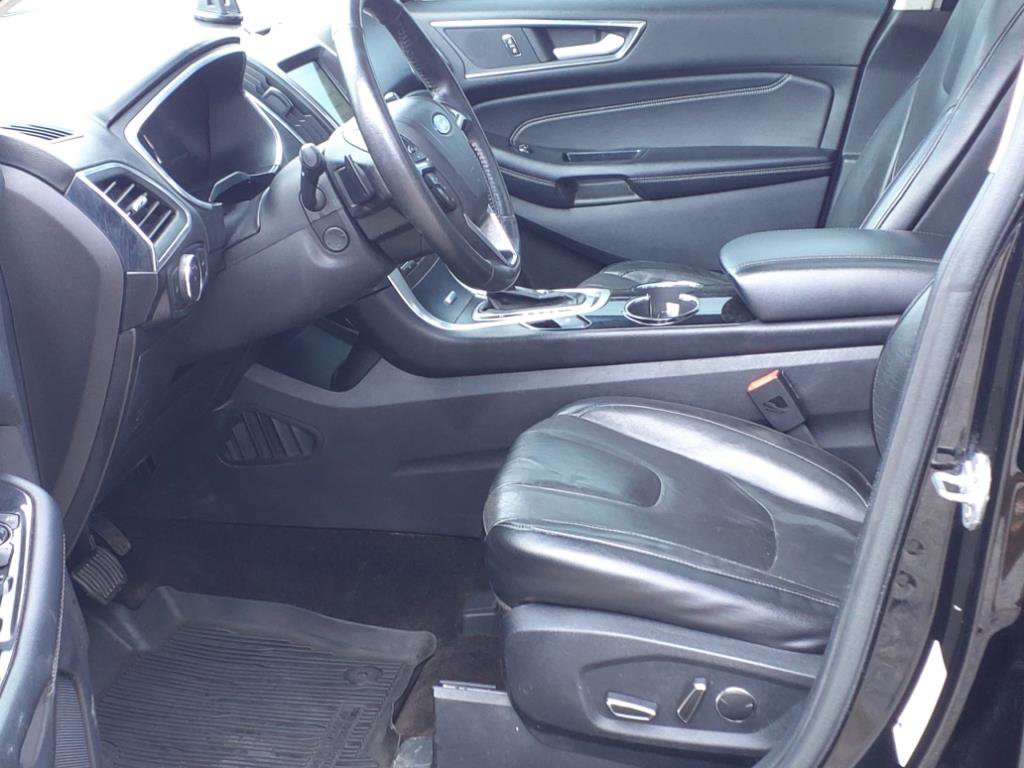 Used 2018 Ford Edge Titanium w/ Equipment Group 301A FWD image 3