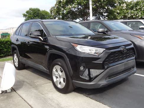 Used 2021 Toyota RAV4 XLE w/ Convenience Package FWD image 3