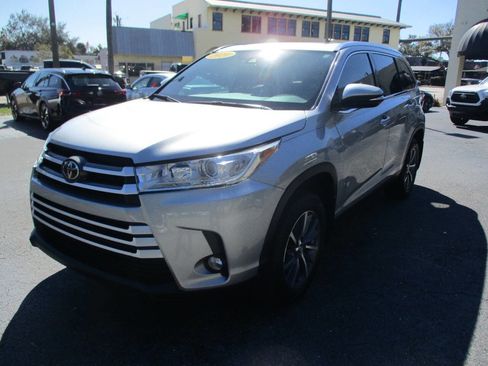 Used 2019 Toyota Highlander XLE image 4