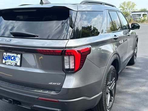 Used 2025 Ford Explorer ST-Line w/ ST-Line Street Pack AWD/4WD image 14