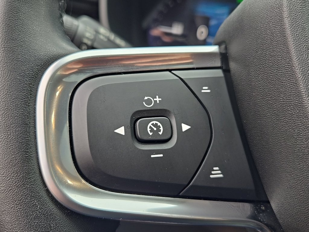 Certified 2025 Volvo XC40 B5 Ultra AWD/4WD image 25