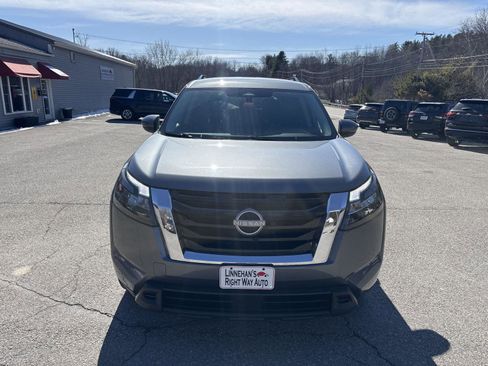 Used 2025 Nissan Pathfinder SV image 3