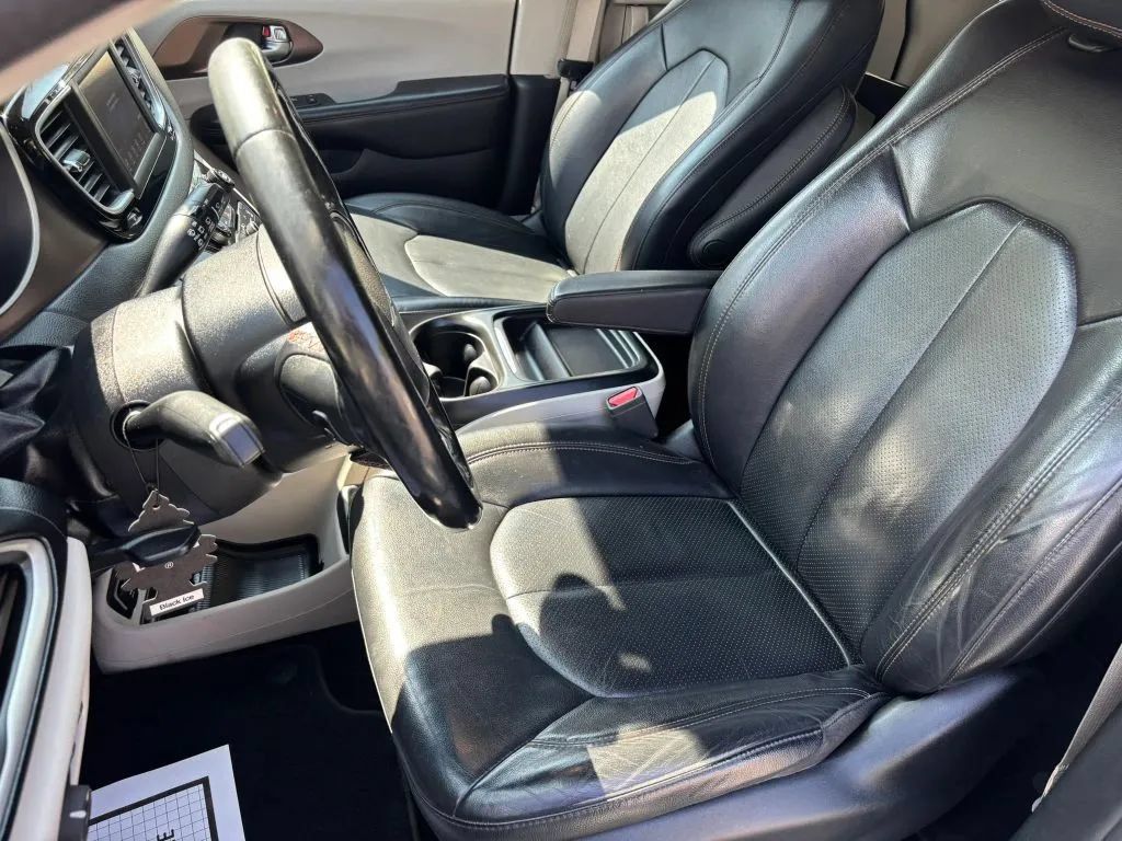 Used 2019 Chrysler Pacifica Touring-L FWD image 11