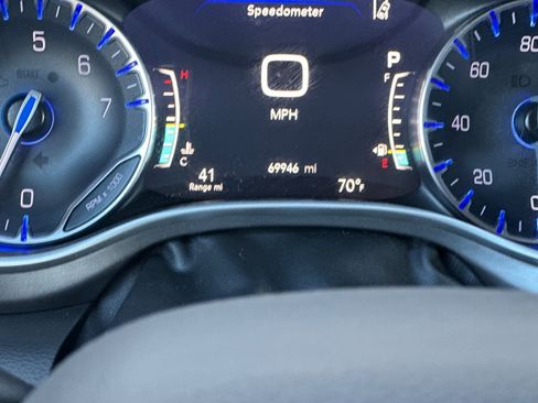 Used 2023 Chrysler Pacifica Touring-L FWD image 29