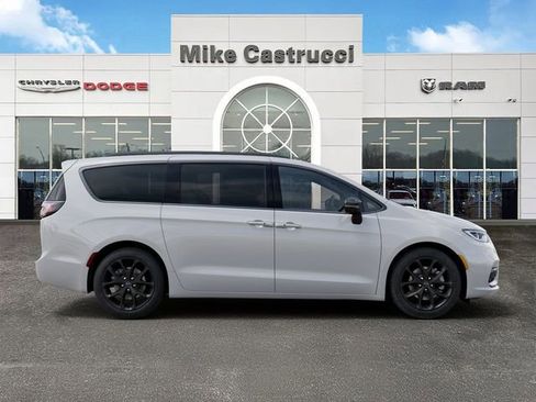 New 2026 Chrysler Pacifica Limited w/ S Appearance Package image 21