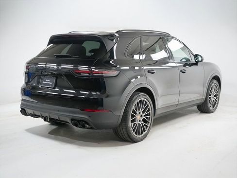 Certified 2023 Porsche Cayenne Platinum Edition image 10