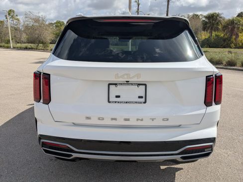 Certified 2022 Kia Sorento EX w/ Panoramic Sunroof Package image 6
