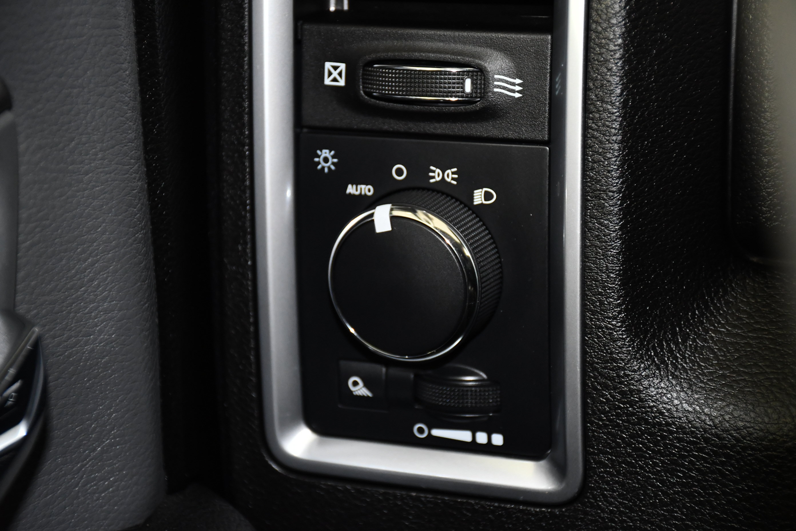 Used 2024 RAM 1500 Classic SLT AWD/4WD image 34