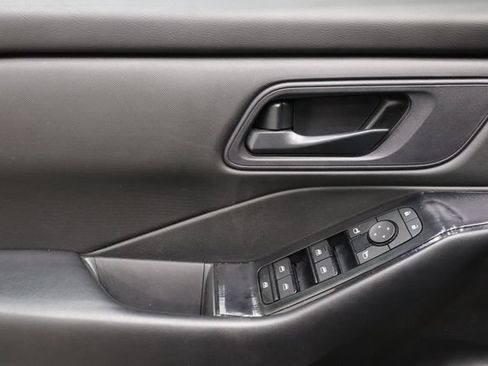 Used 2024 Nissan Rogue S FWD image 17
