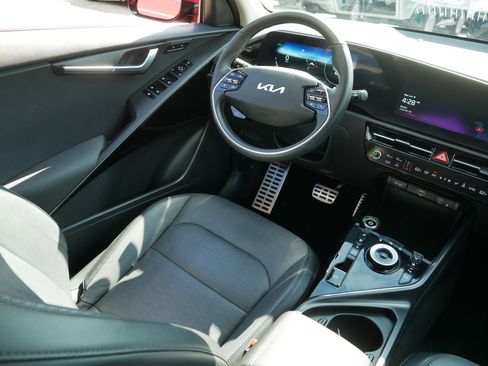 Certified 2023 Kia Niro Wave w/ Wave Preserve Package FWD image 9