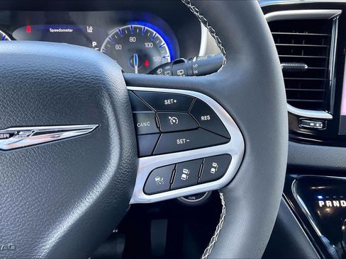 Used 2025 Chrysler Pacifica Select FWD image 23