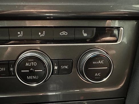 Used 2016 Volkswagen e-Golf SE w/ DC Fast Charging Package image 35