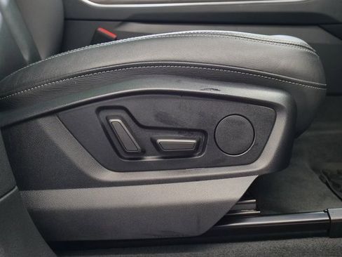 Used 2023 Audi Q8 Premium image 19