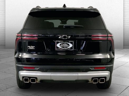 Used 2024 Chevrolet Traverse LT FWD image 3