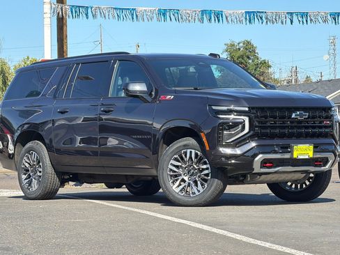 Used 2025 Chevrolet Suburban Z71 AWD/4WD image 2