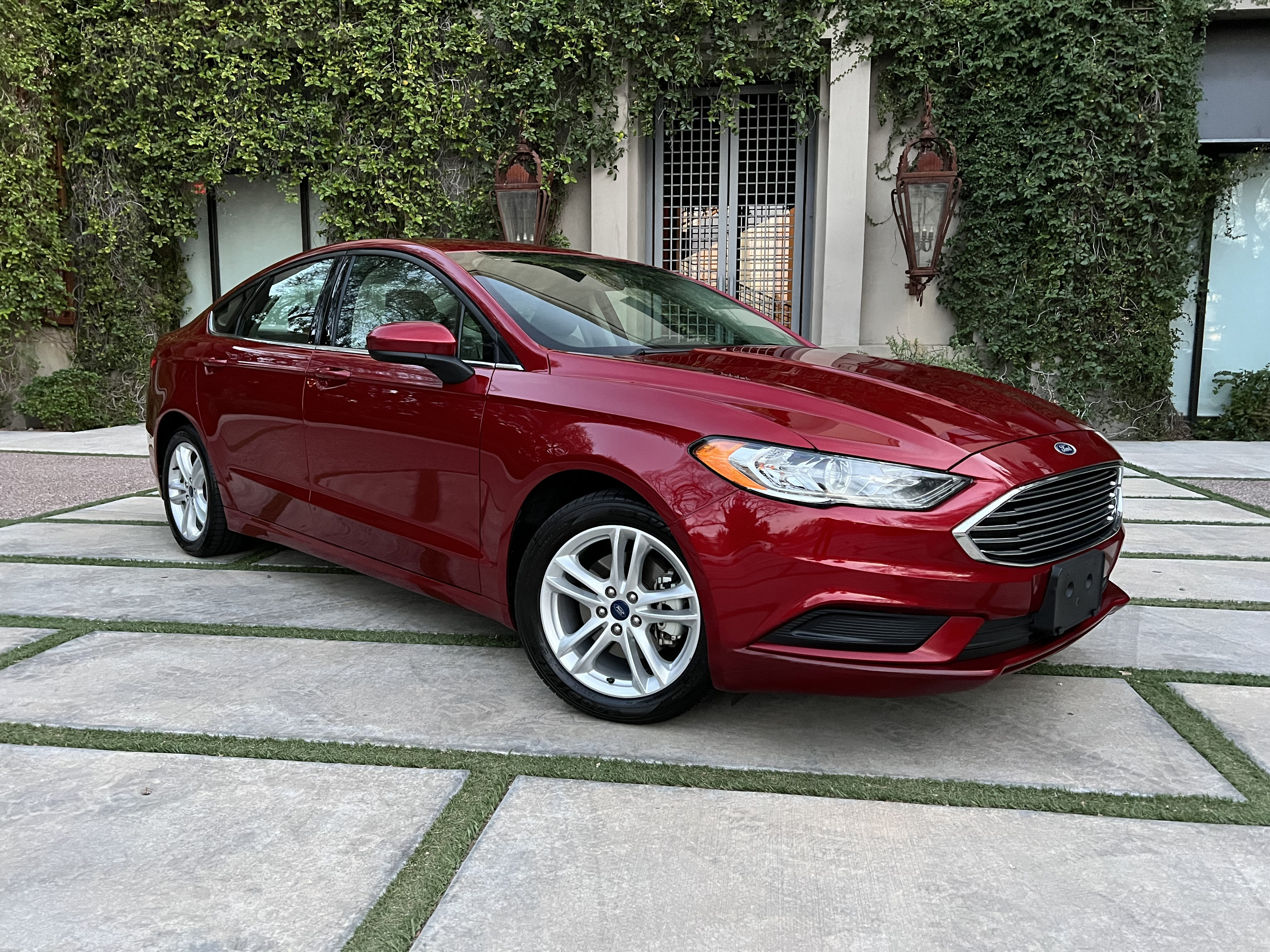 Used 2018 Ford Fusion SE FWD image 1
