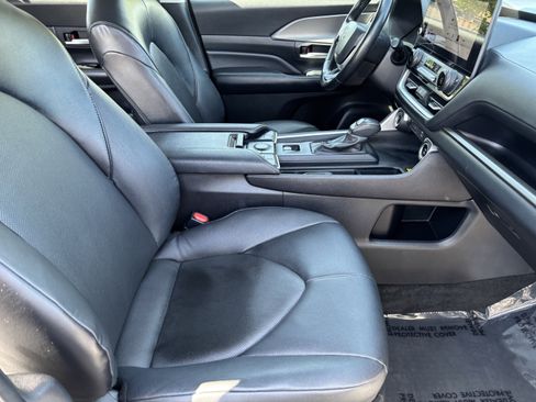 Used 2024 Toyota Grand Highlander AWD image 11