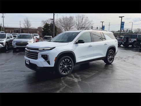 Certified 2025 Chevrolet Traverse LT w/ Sun and Wheel Package image 4