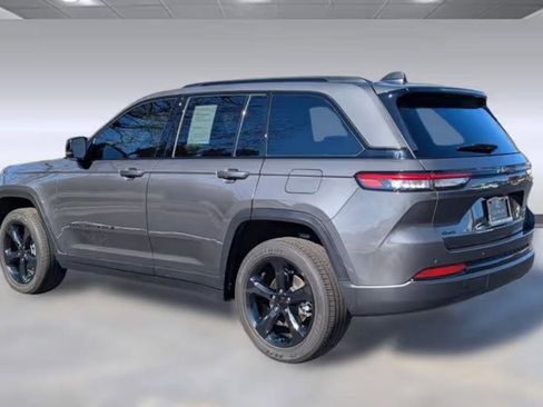 Used 2023 Jeep Grand Cherokee L Laredo image 3
