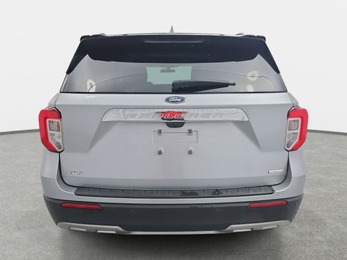 Used 2020 Ford Explorer XLT w/ Equipment Group 202A image 6