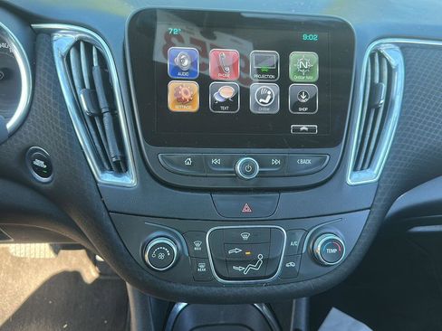Used 2017 Chevrolet Malibu LT FWD image 13