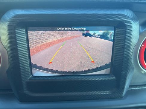 Used 2020 Jeep Wrangler Unlimited Sahara image 7