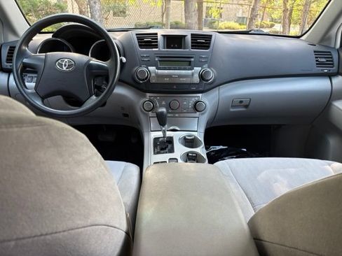 Used 2012 Toyota Highlander 4WD w/ Tow Pkg image 19