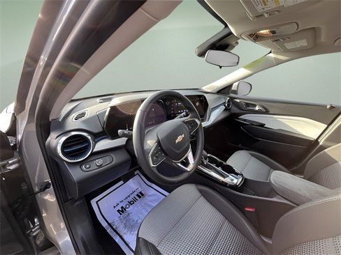 Certified 2025 Chevrolet Trax LT w/ LT Convenience Package image 14