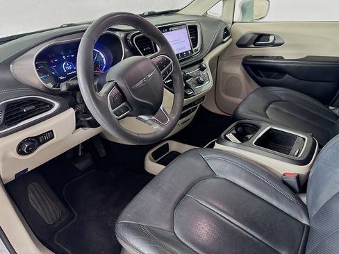 Used 2022 Chrysler Pacifica Touring-L FWD image 10