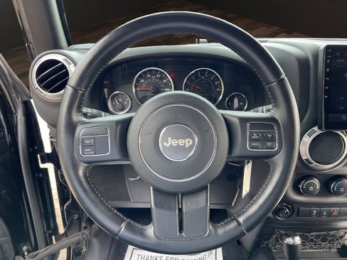 Used 2017 Jeep Wrangler Unlimited Sahara AWD/4WD image 9