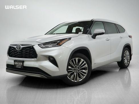 Certified 2026 Toyota Highlander Platinum AWD/4WD image 1