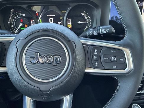 Used 2025 Jeep Wrangler Unlimited Sahara image 16