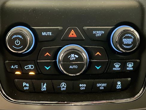 Used 2021 Jeep Grand Cherokee Laredo w/ Security & Convenience Group AWD/4WD image 11