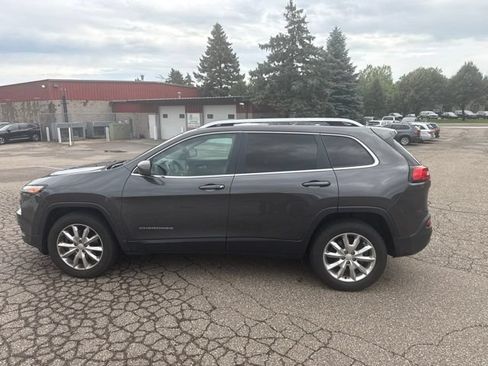 Used 2017 Jeep Cherokee Limited w/ Trailer Tow Group AWD/4WD image 8