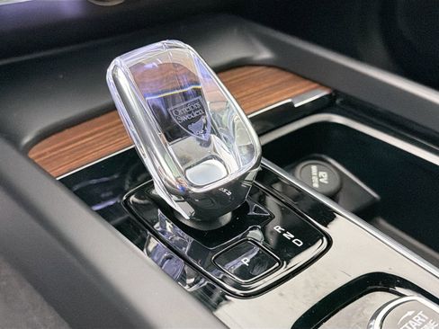 Certified 2023 Volvo XC60 B5 Ultimate w/ Climate Package image 17