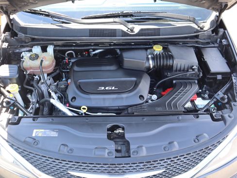 Used 2018 Chrysler Pacifica Touring-L Plus FWD image 31