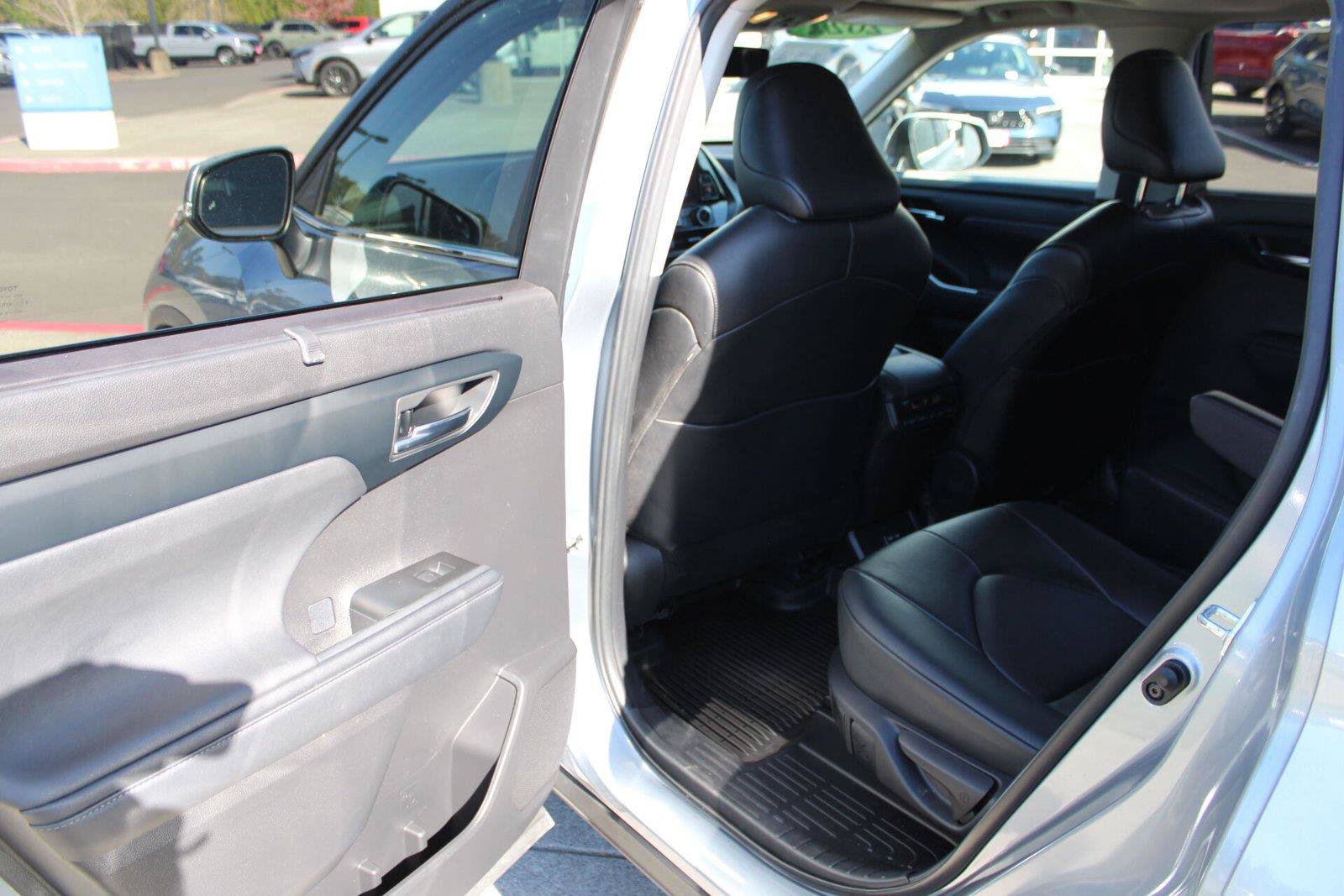 Used 2024 Toyota Highlander XLE AWD/4WD image 16