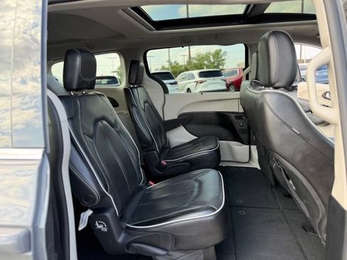 Used 2023 Chrysler Pacifica Limited FWD image 22