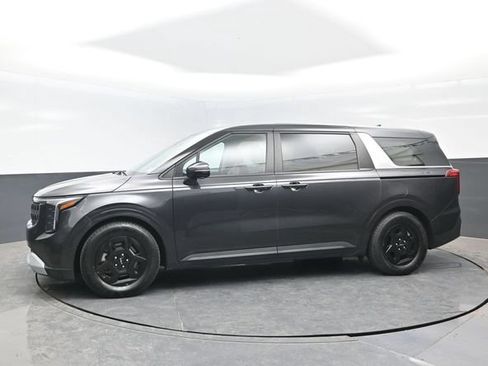 Used 2025 Kia Carnival FWD image 4