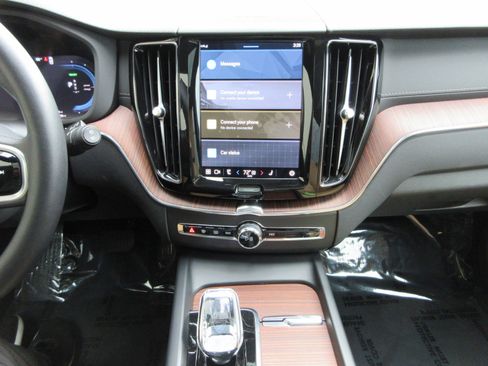 Used 2023 Volvo XC60 T8 Ultimate image 40