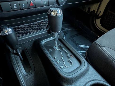 Used 2017 Jeep Wrangler Unlimited Rubicon w/ Connectivity Group image 12