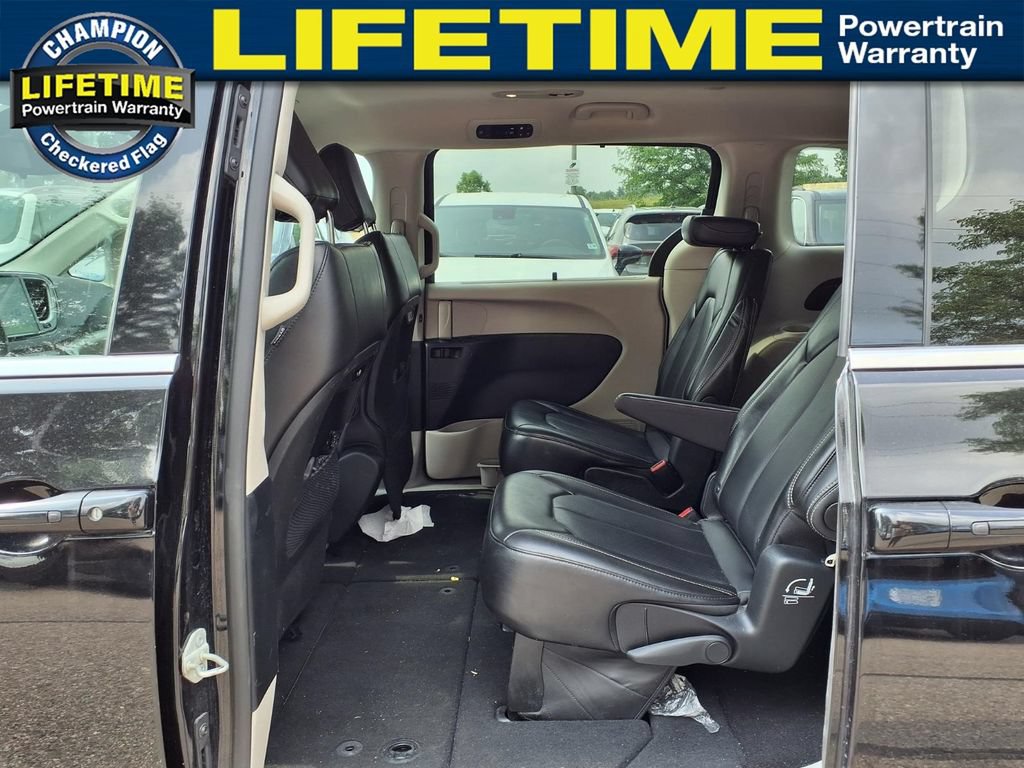 Used 2024 Chrysler Pacifica Touring-L FWD image 11