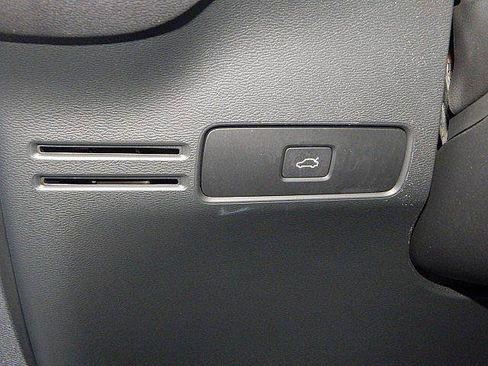 Used 2025 Volvo XC40 B5 Core AWD/4WD image 22