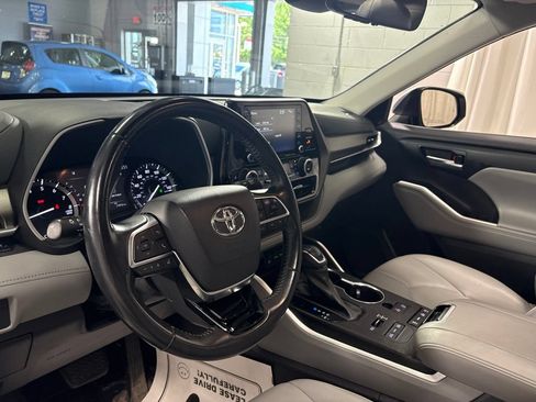 Used 2021 Toyota Highlander XLE AWD/4WD image 14