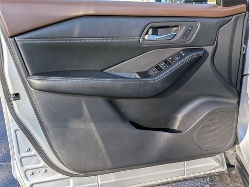 Used 2022 Nissan Rogue SL w/ SL Premium Package image 9