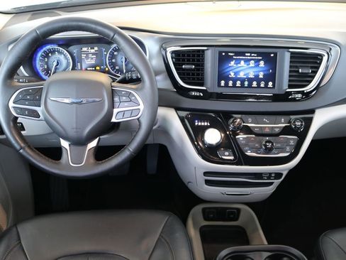Used 2020 Chrysler Pacifica Touring-L image 20