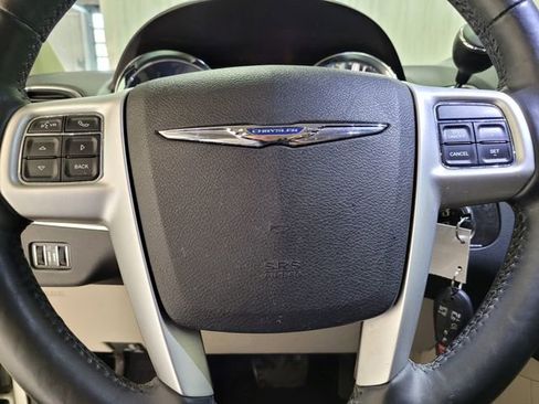 Used 2015 Chrysler Town & Country Touring w/ Driver Convenience Group image 30