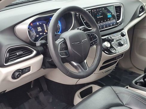 Used 2022 Chrysler Pacifica Touring-L image 7