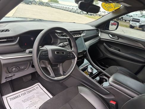 Used 2023 Jeep Grand Cherokee L Laredo image 11